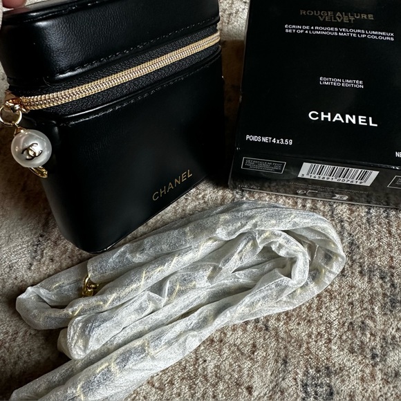 Chanel Makeup Novelty lipstick holder with chain - Picture 2 of 8